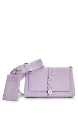 Bolso de bandolera en piel sintética con logo en metal