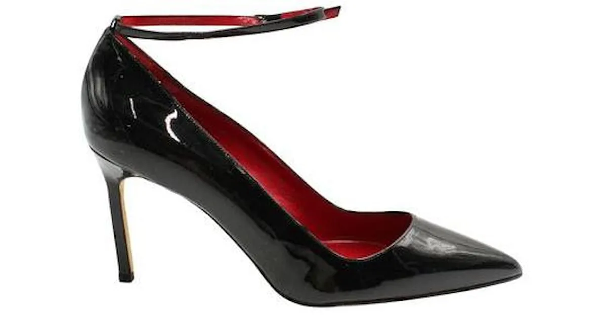 Manolo Blahnik BB Bombas de punta de charol negro 
