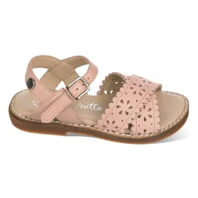 Sandalia en piel con picados en flores