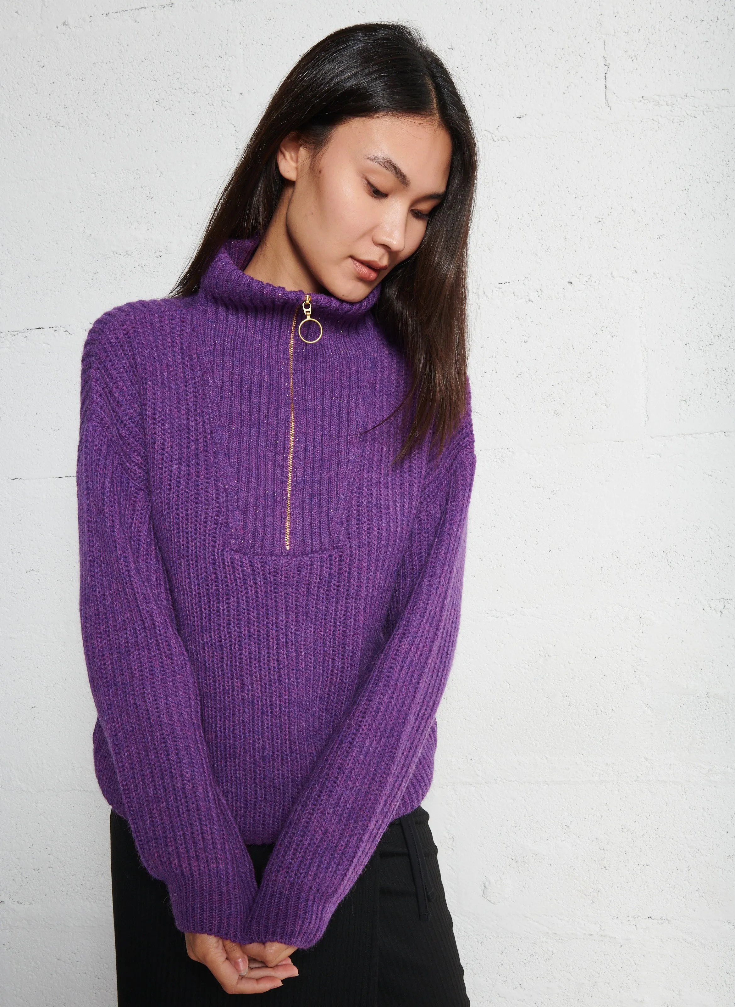 Suéter amplio con cuello alto y cremallera en punto. en violeta